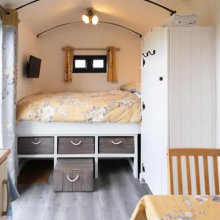 Shepherds Hut With Valley Views Bodmin Room photo