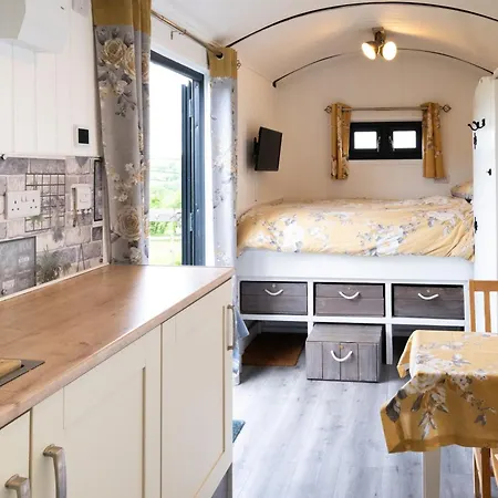 Shepherds Hut With Valley Views Bodmin Exterior photo