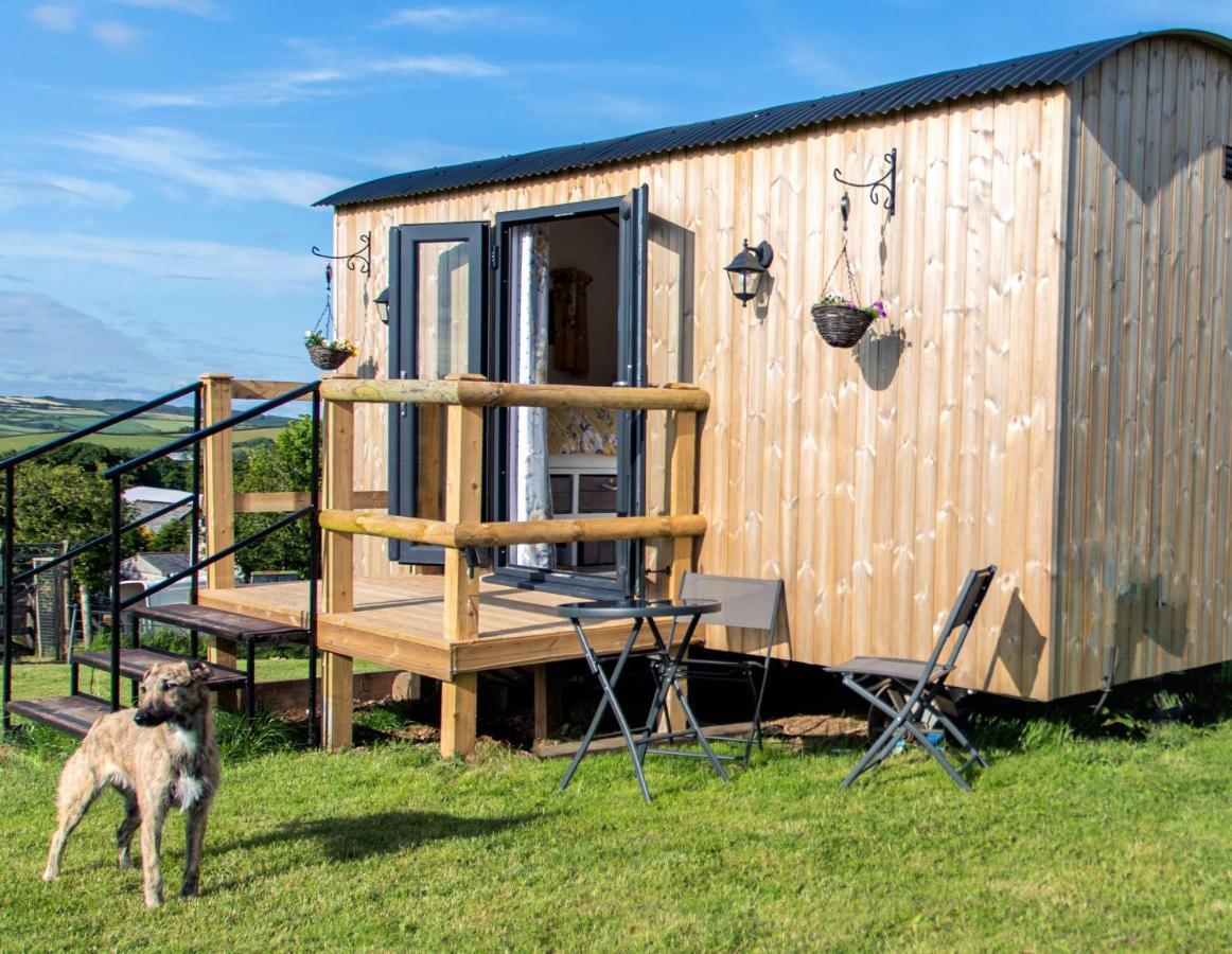 Shepherds Hut With Valley Views *