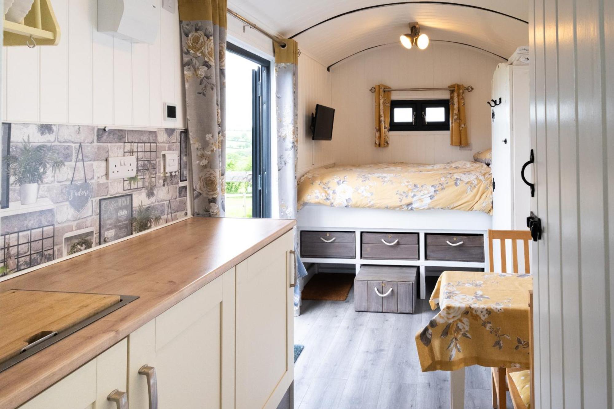 Shepherds Hut With Valley Views Campsite *